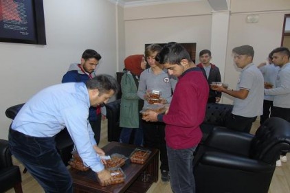Öğrencilere lokma tatlısı ikram edildi