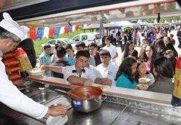 Öğrencilere makarna dağıtıldı