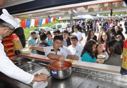 Öğrencilere makarna dağıtıldı