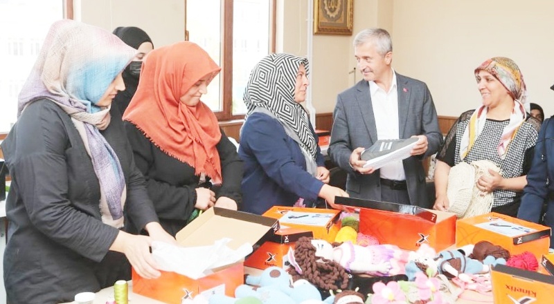 Öğrencilere spor ayakkabısı hediye edildi