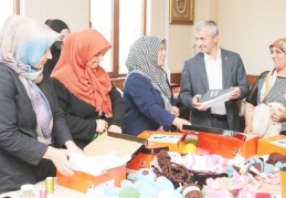 Öğrencilere spor ayakkabısı hediye edildi