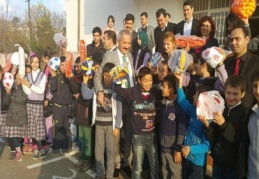 Öğrencilere spor malzemesi dağıtıldı