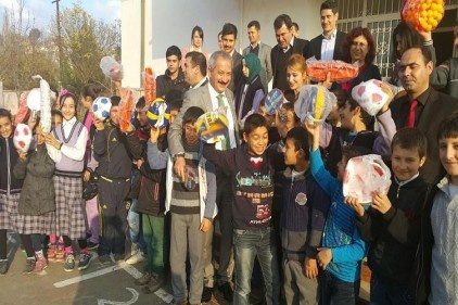 Öğrencilere spor malzemesi dağıtıldı