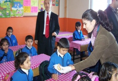 Öğrencilere süt ve poaça dağıtılıyor