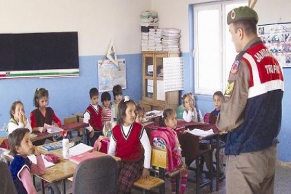 Öğrencilere trafik dersi veriliyor