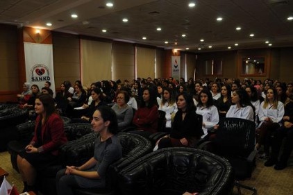 Öğrencilere üniversite süreci ve eczacılık mesleği tanıtıldı