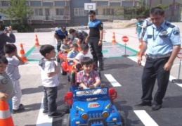 Öğrencilere uygulamalı trafik eğitimi veriliyor   