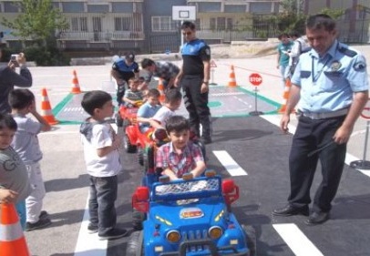 Öğrencilere uygulamalı trafik eğitimi veriliyor   