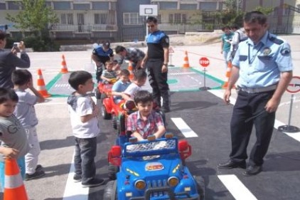 Öğrencilere uygulamalı trafik eğitimi veriliyor   