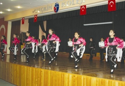 Öğrencileri 19 Mayıs’ı dans gösterileriyle kutladı