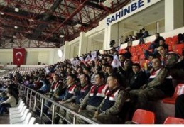 Öğrencileri futbol ve basket maçlarına götürdüler