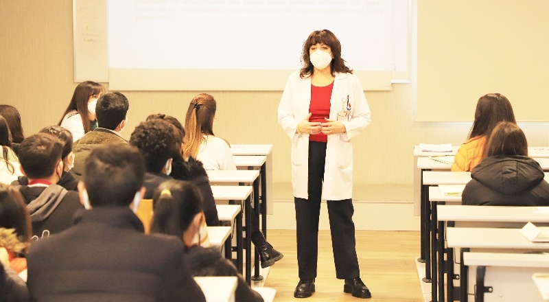 Öğrencileri, inovasyon süreçlerinde etkin rol oynayan bilim insanları ile buluşturuyoruz