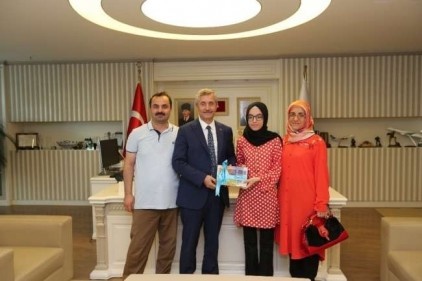 Öğrencilerimize kitap dağıtarak çeşitli hediyelerle ödüllendirdik