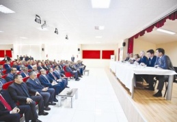 Öğrencilerimizi evlerinde ziyaret ediyor, birlikte kitap okuyoruz