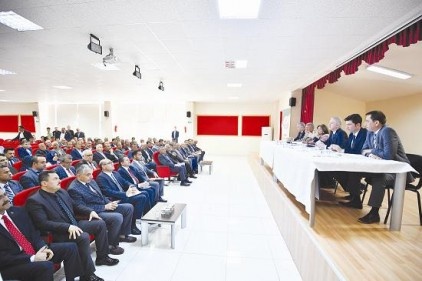 Öğrencilerimizi evlerinde ziyaret ediyor, birlikte kitap okuyoruz