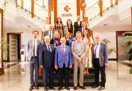 Öğrencilerin mezun olduktan sonra ne yapmak istediklerini keşfetmesini sağlıyor