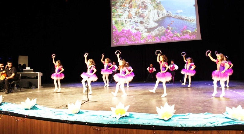 Öğrencilerin performansı ayakta alkışlandı