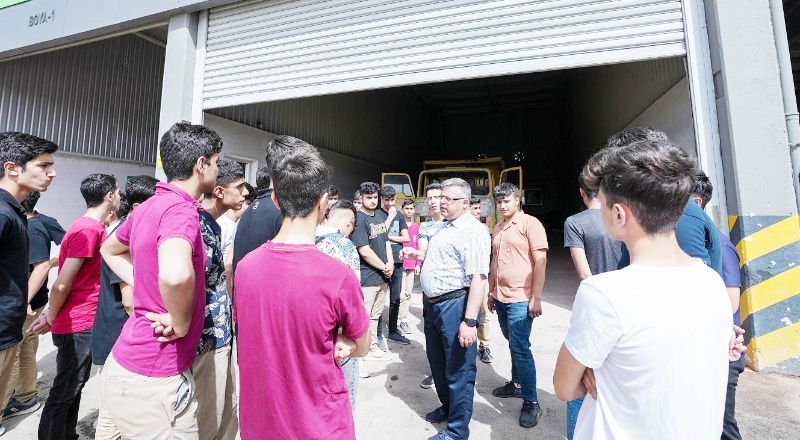 Öğrencilerin sahada işler nasıl yapılıyor, uygulamalı görmelerini istedik