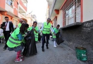 Öğrencilerle birlikte çöp topladı 