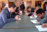 Öğrencilerle birlikte kitap okudu