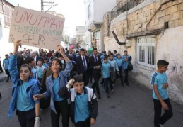 Öğrencilerle birlikte yürüyüş yaparak ‘temizliğe’ dikkat çekti