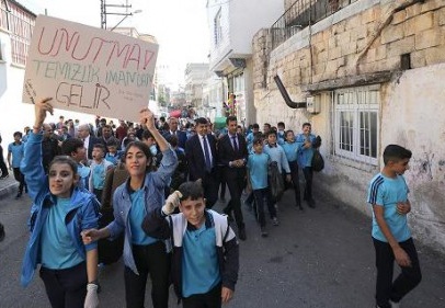 Öğrencilerle birlikte yürüyüş yaparak ‘temizliğe’ dikkat çekti