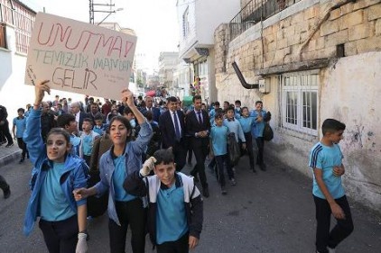Öğrencilerle birlikte yürüyüş yaparak &#8216;temizliğe&#8217; dikkat çekti