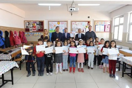 Öğrencilerle karne sevincini paylaştı