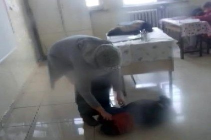 Öğretmenin öğrencilere şiddet uyguladığı anlar kamerada