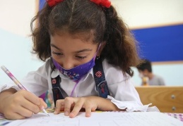 Öğretmenler de okulun kapalı alanlarına girişlerinden itibaren, maske takacak