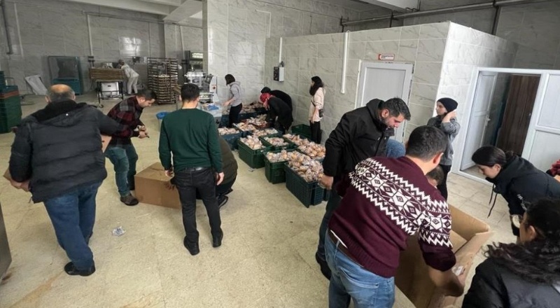 Öğretmenler Gaziantep'teki arama kurtarma çalışmalarına destek veriyor