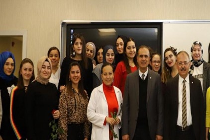 Öğretmenler Günü nedeniyle akademik kadroya gül verildi