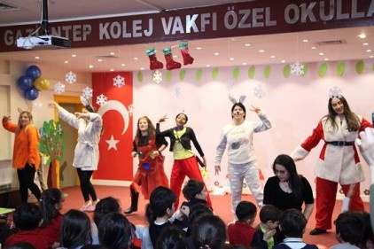 Öğretmenler yazıp sahneledi, öğrenciler eğlendi