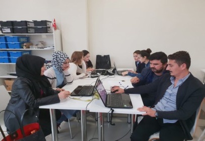 Öğretmenlere, robotik kodlama eğitimi veriliyor