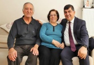 Öğretmenlerini ziyaret etti