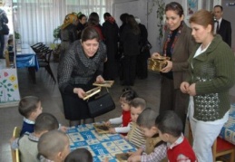 Oğuz ve dernek üyeleri, Çocuk Esirgeme Kurumu'nu ziyaret ettiler