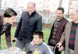 Öksüz ve yetim çocukların yüzleri güldürüldü