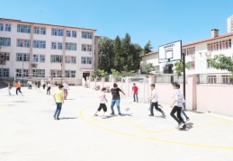 Okul bahçesine futbol kalesi monte ettirdi