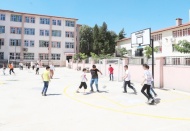 Okul bahçesine futbol kalesi monte ettirdi