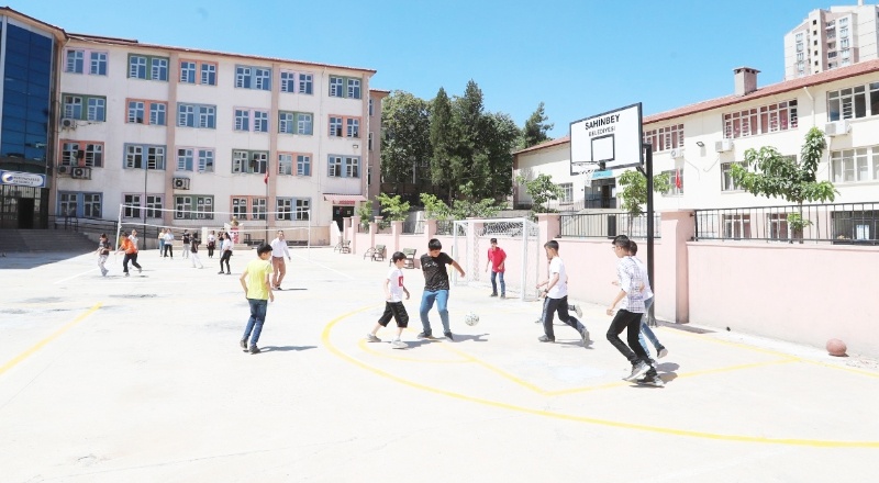 Okul bahçesine futbol kalesi monte ettirdi