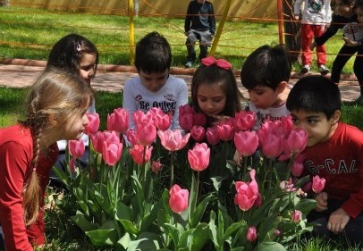 Okul bahçesini lalelendirdiler