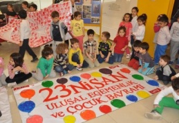 Okul bahçesini resim atölyesine çevirdiler