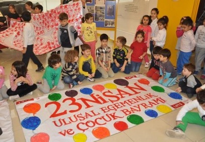 Okul bahçesini resim atölyesine çevirdiler