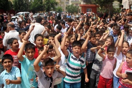 Okul değişikliğini protesto ettiler