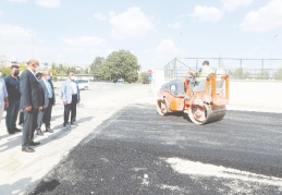 Okul inşaatı tamamlandıktan sonra yollar asfaltlandı