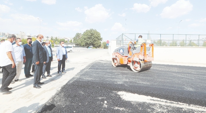 Okul inşaatı tamamlandıktan sonra yollar asfaltlandı