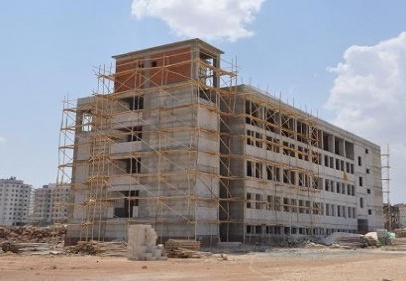 Okul inşaatını inceledi