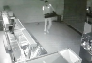 Okul kantininden hırsızlık yapan şahıs kamerada