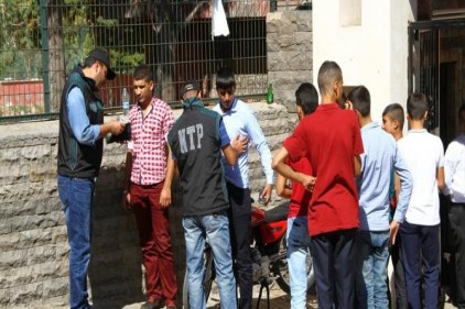 Okul önlerinde uyuşturucu denetimi yapıldı