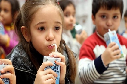 Okul sütü programına devam edilecek